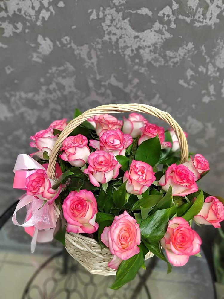 Цветочная композиция из Розы в корзине в Кропоткине