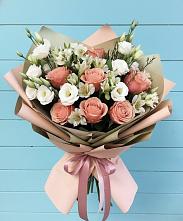 Букет цветов из:  Розы, Альстромерии и Лизиантусы в Кропоткине