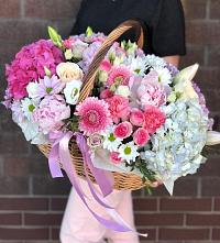 Композиция солнечный день в Кропоткине Цветочная композиция из Розы, Хризантемы, Пионы и Лизиантусы в корзине в Кропоткине