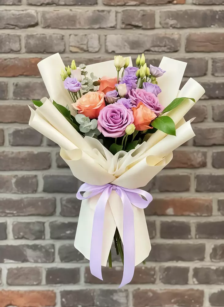 Букет цветов из: Лизиантусы и Розы в Кропоткине