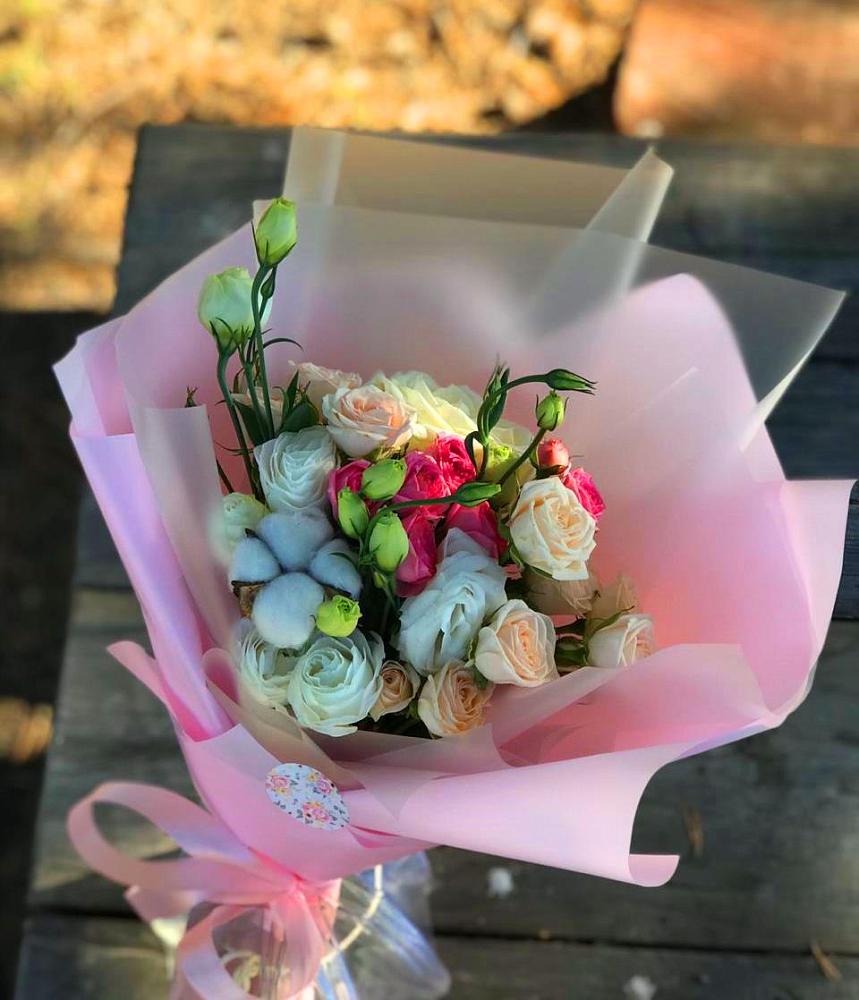 Букет цветов из: Розы и Лизиантусы в Кропоткине