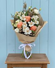 Букет цветов из:  Альстромерии, Лизиантусы, Розы и Хризантемы в Кропоткине