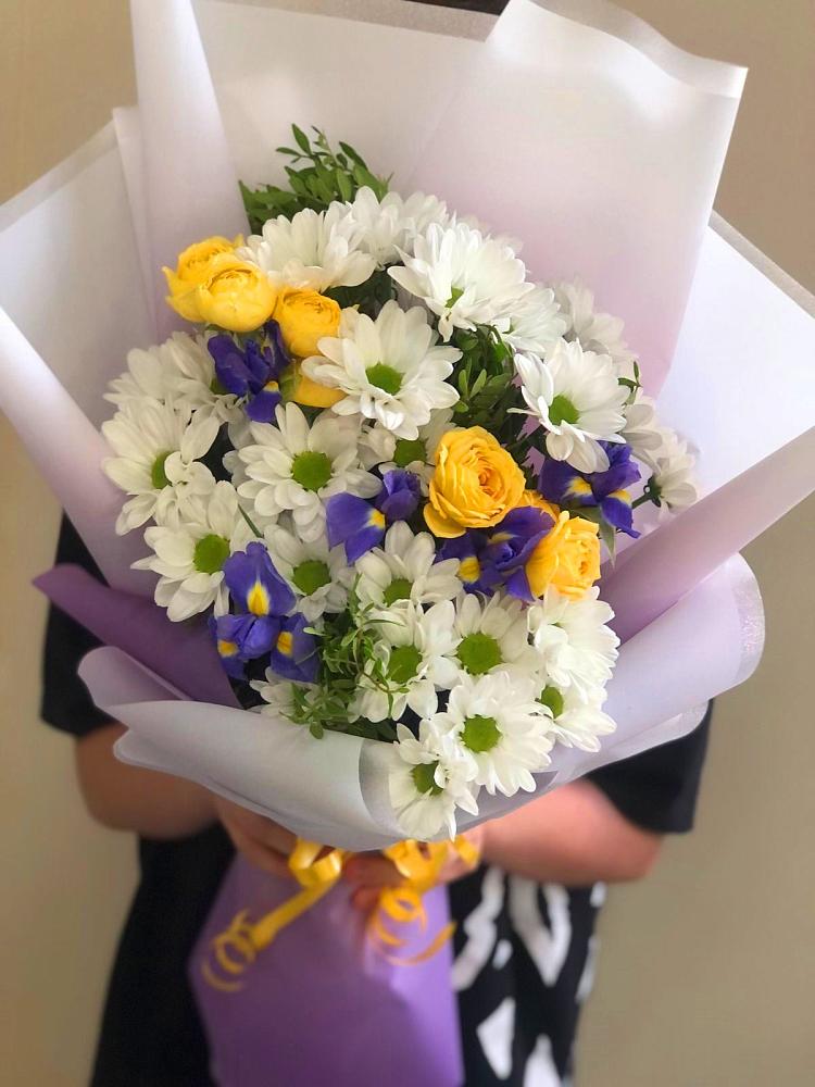 Букет цветов из: Ирисы, Хризантемы и Розы в Кропоткине