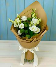 Букет цветов из:  Хризантемы и Лизиантусы в Кропоткине