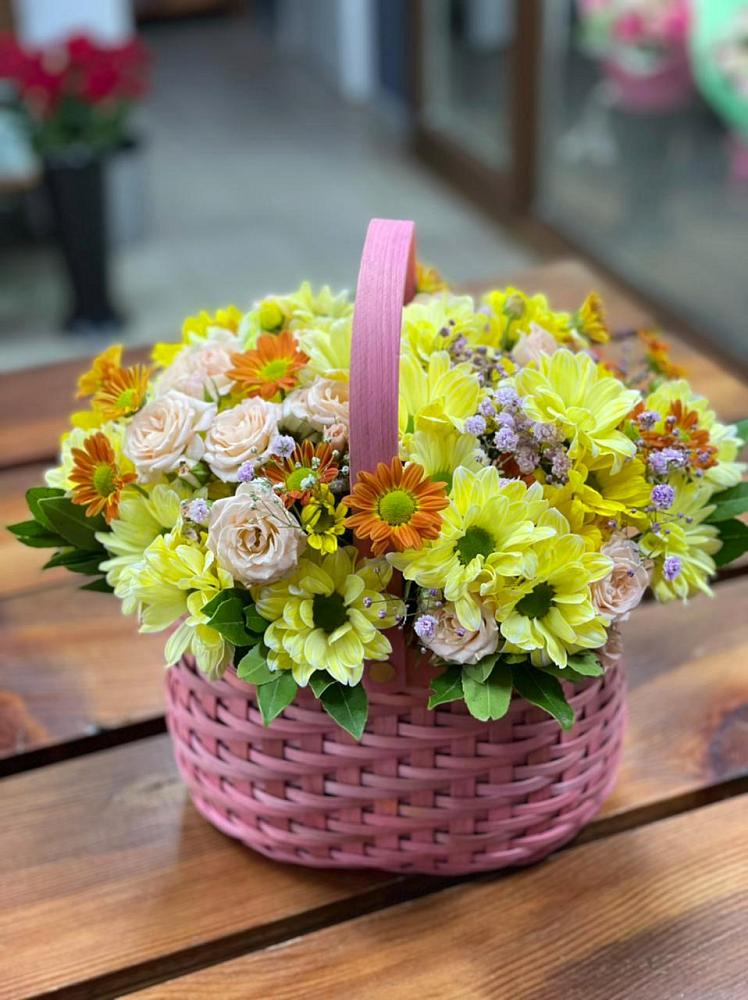 Цветочная композиция из Хризантемы и Розы в корзине в Кропоткине