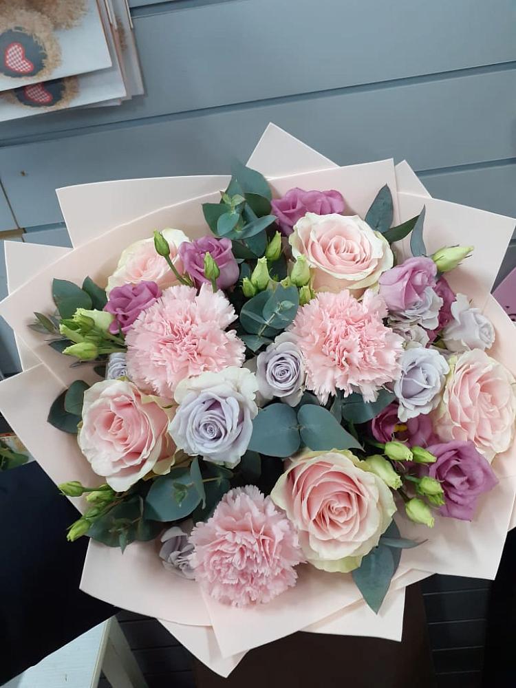 Букет цветов из: Розы, Гвоздики и Лизиантусы в Кропоткине